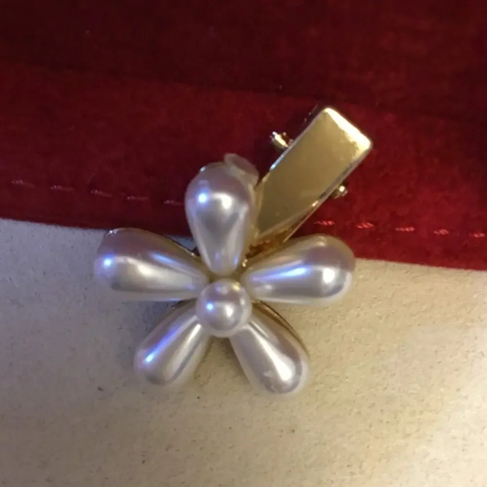 Elegant Pearl Flower Gold Hair Clip – Small Alligator Design